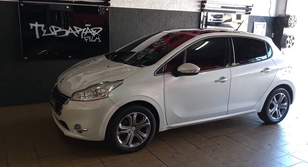 Peugeot 208 com insulfilm aplicado pela Tubarão Film