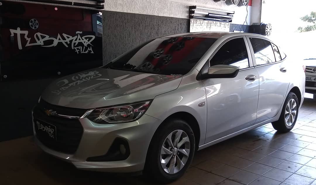 Chevrolet Onix com insulfilm aplicado pela Tubarão Film