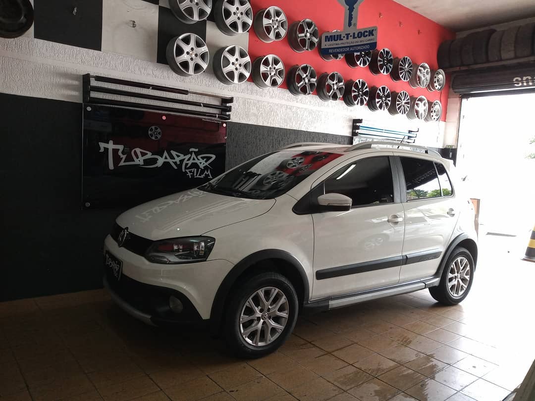 Volkswagen CrossFox com insulfilm aplicado pela Tubarão Film